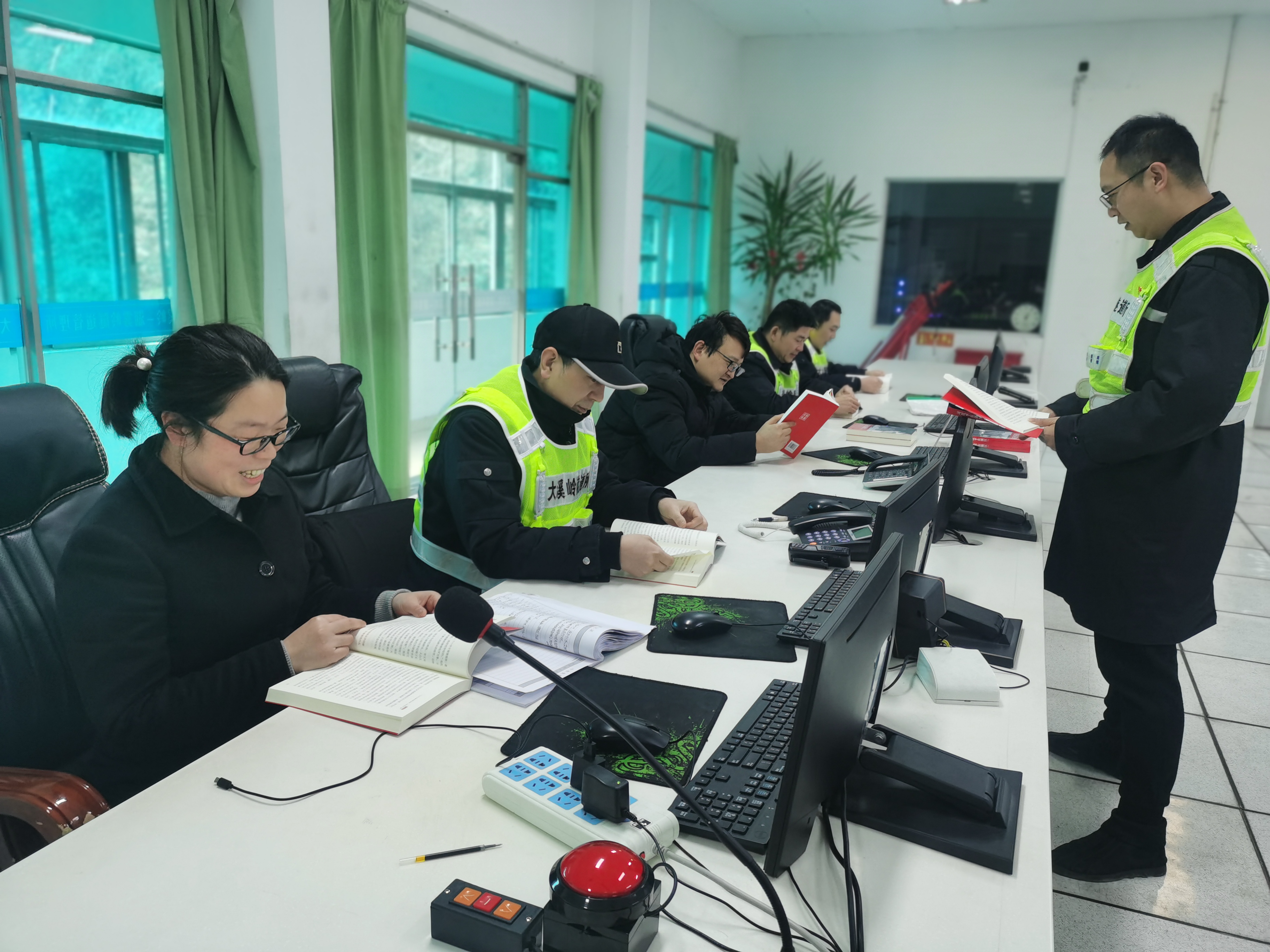 2022.02.17圖為執(zhí)勤三隊(duì)在班前講評時(shí)學(xué)習(xí)《習(xí)近平在浙江》  陳智慧攝.jpg